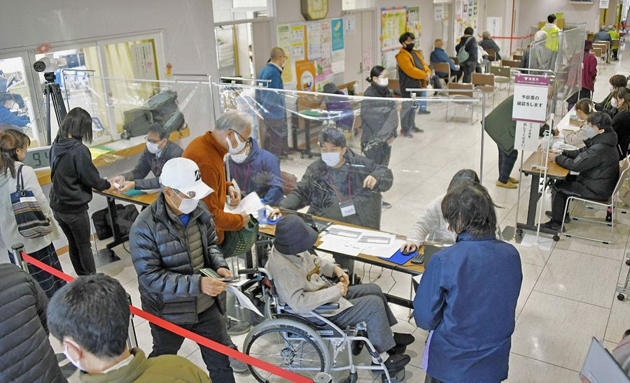 3回目ワクチン接種を始めた南国市の集団接種会場(同市大そね甲の市保健福祉センター)