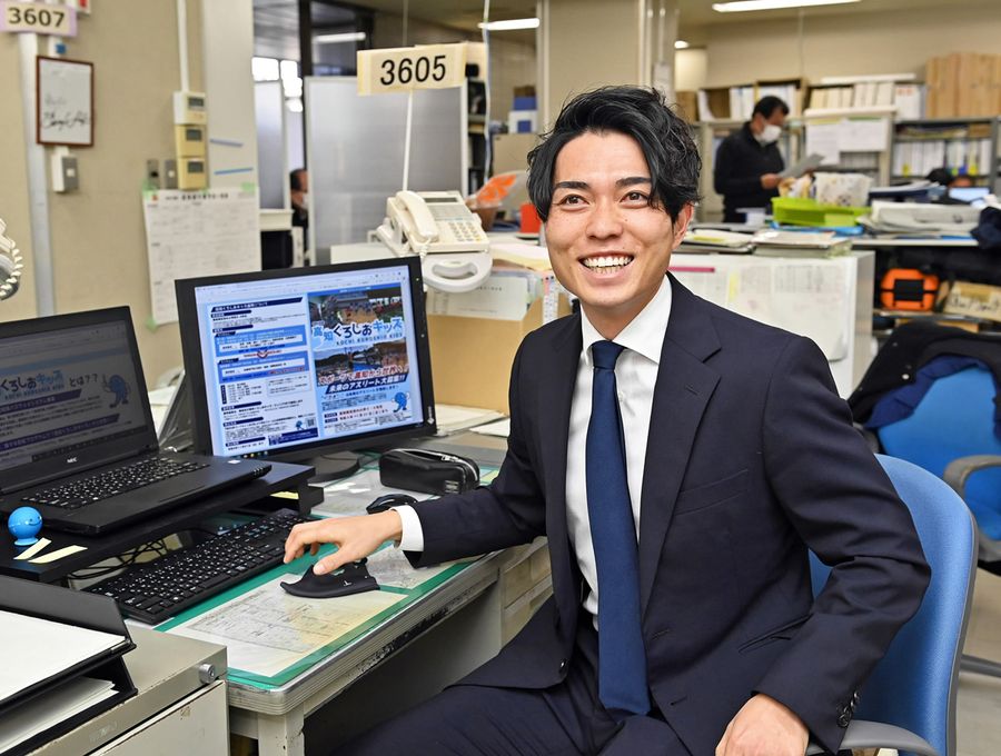 サッカー選手から県庁マンに転身した塚本諒さん。びしっと着こなす背広姿に「けっこうジャージーの時も多いです」(県庁)