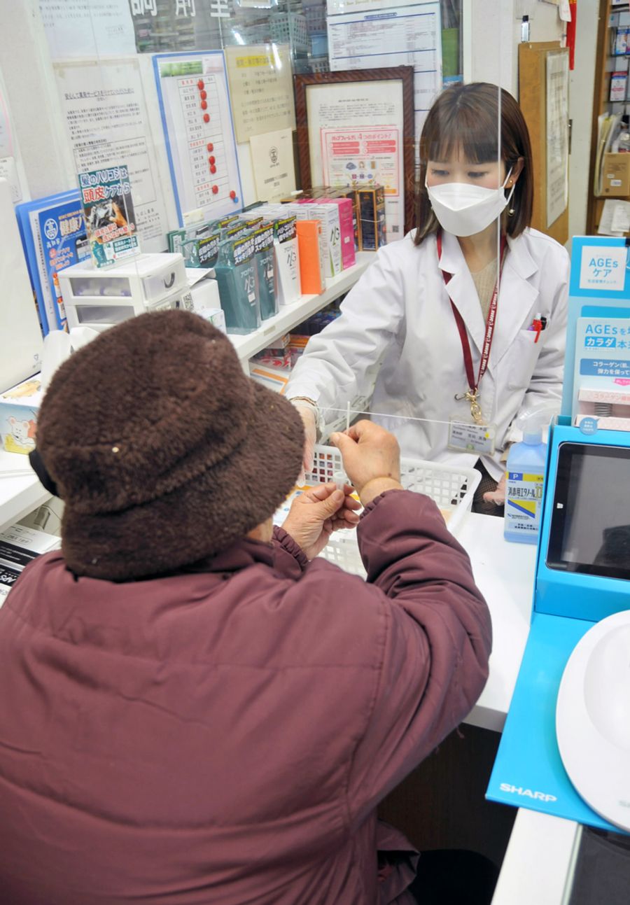 薬局で抗原検査を受ける女性(高知市本町1丁目)