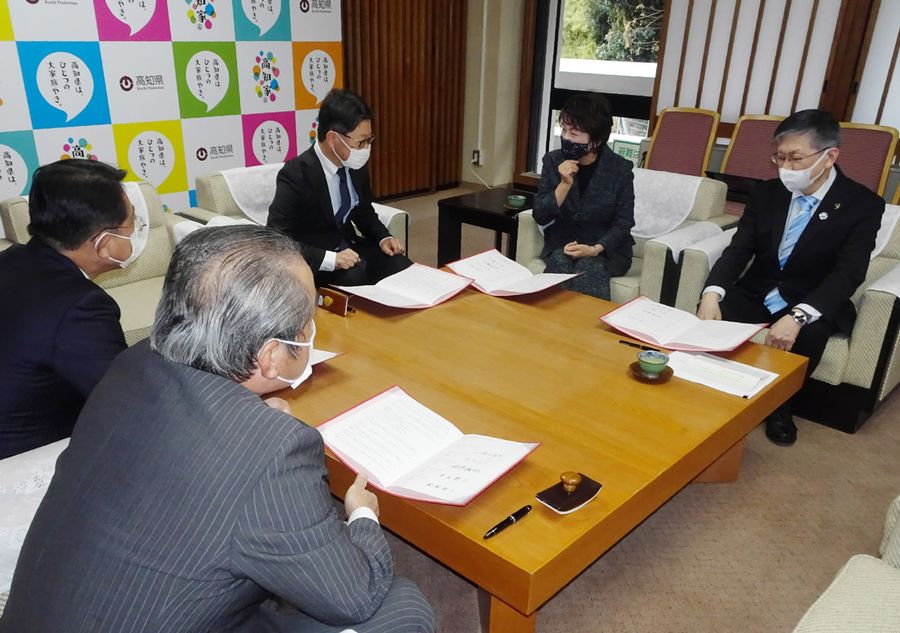 高知信用金庫や県などがアニメを通じた産業振興に取り組む協定を結んだ(県庁)