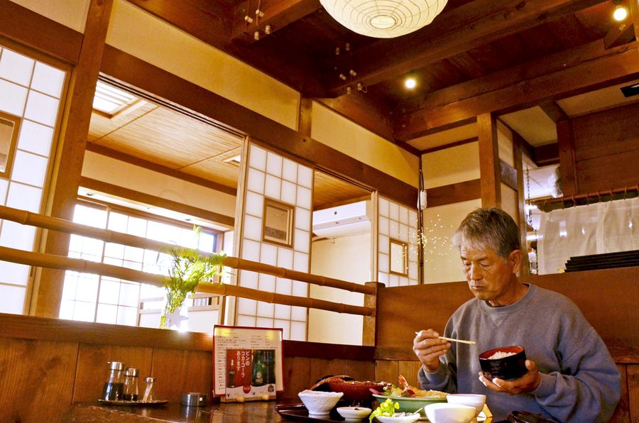 風情ある店内でぜいたくなひとときを楽しむ