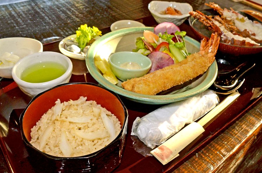 特製だれで炊いた優しい味のあわびめしに、伊勢エビの炊き汁などがセットになった「潮姫コース」(写真はいずれも香南市の「あわびめし栄楽」)