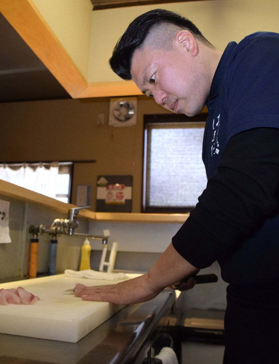 調理場で包丁を振るう浜田大海さん