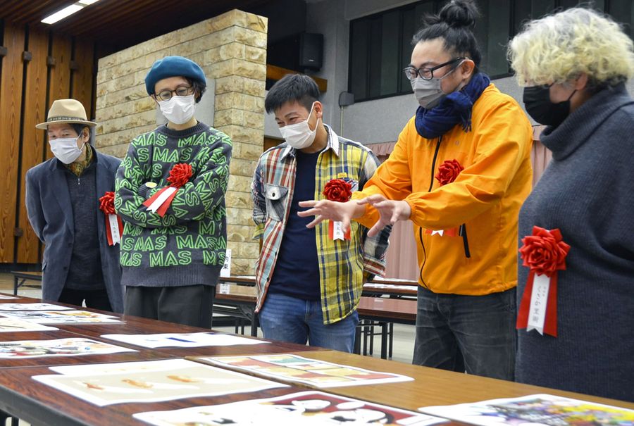 国内外の1枚漫画を吟味した「第4回世界まんがセンバツ」予選審査(県庁正庁ホール)