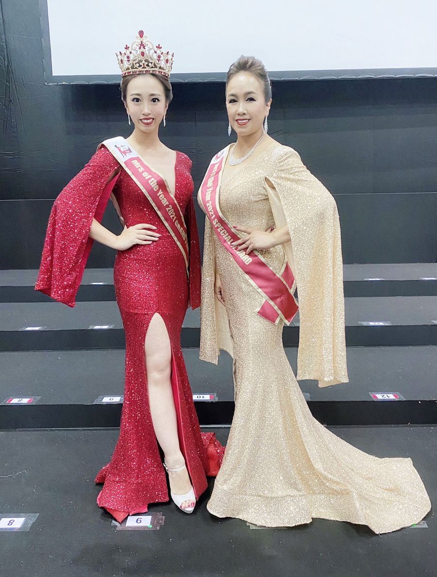「ミセスオブザイヤー2021」グランプリの浜田里々香さん(左)と、母の浩美さん(千葉市の幕張メッセ=浜田さん提供)
