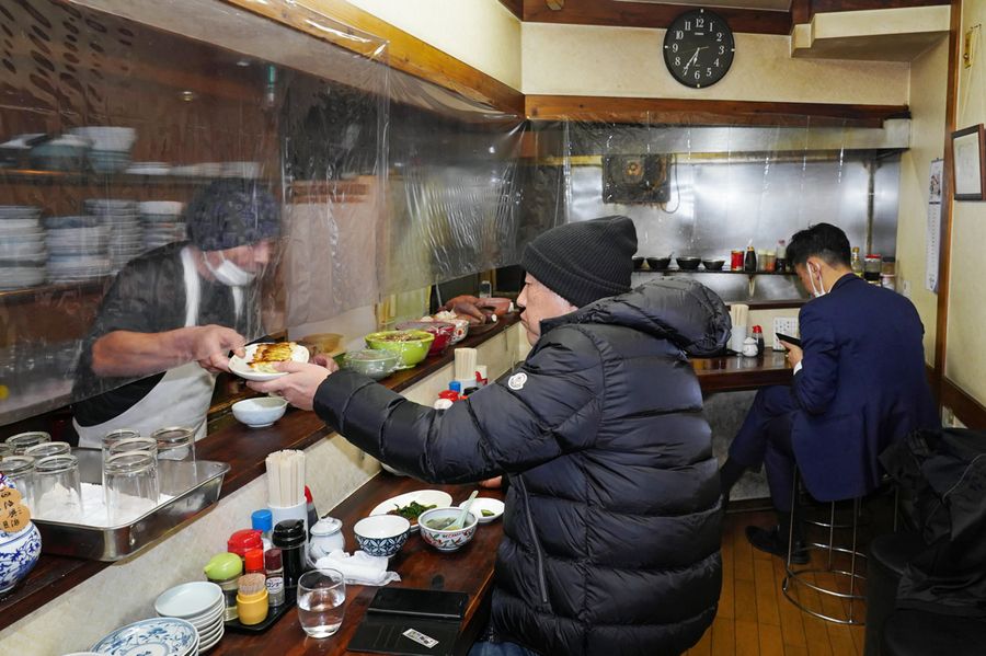 店はカウンターの8席のみ。昔ながらの街中華の雰囲気だ