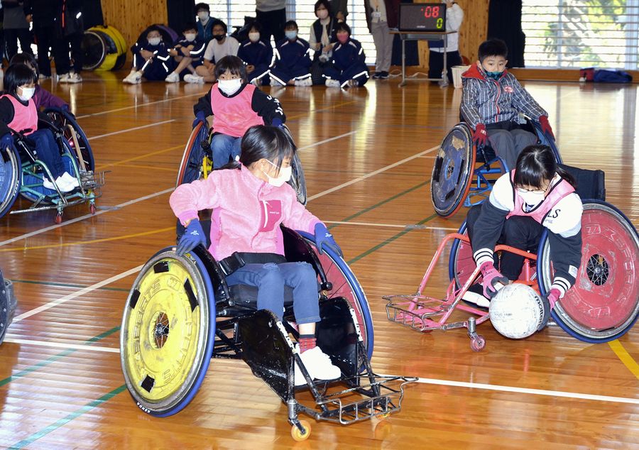 車いすラグビーに挑戦 大川小中学校２７人 銅メダリスト 池透暢選手に習う 高知新聞