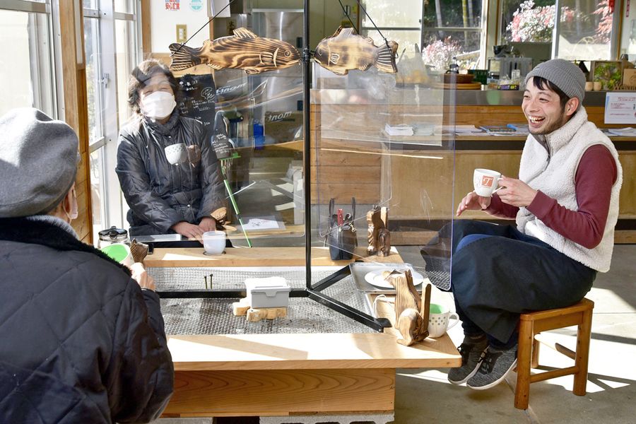 「やまのうえのカフェ 山茶」で常連客と談笑する奥野大地さん=右(仁淀川町竹ノ谷)