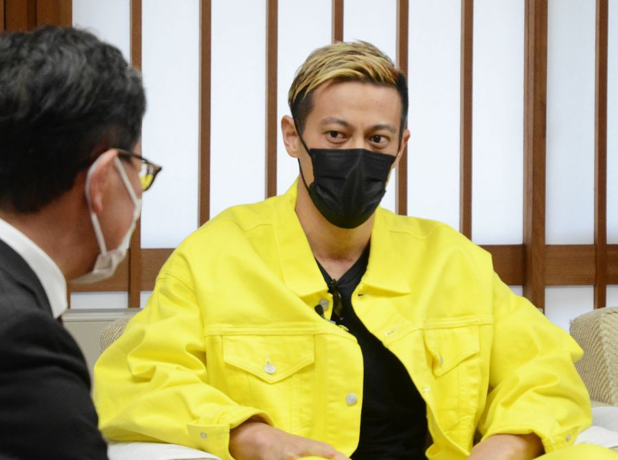 高知県のスポーツ環境について浜田知事=左=と意見を交わす本田圭佑選手(県庁)