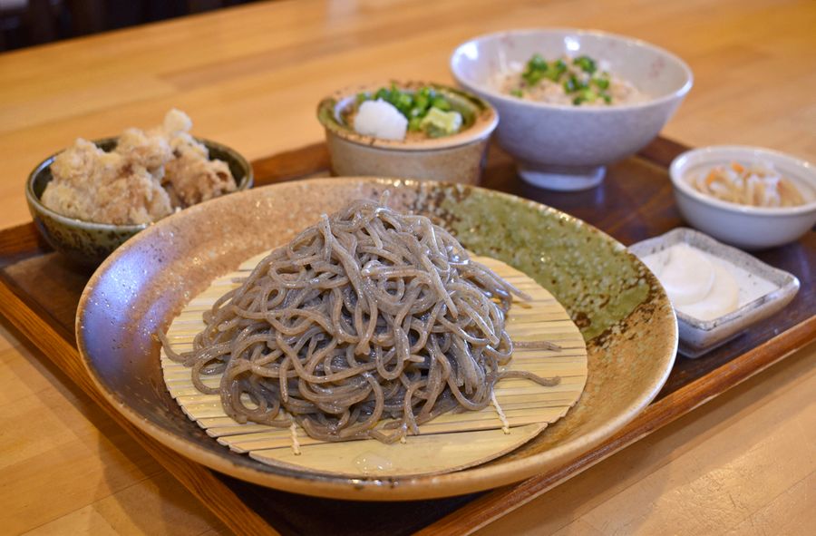 コリコリとした食感のそばがメインの盛りそば定食（写真はいずれも安芸市矢ノ丸４丁目のまえだ食堂）