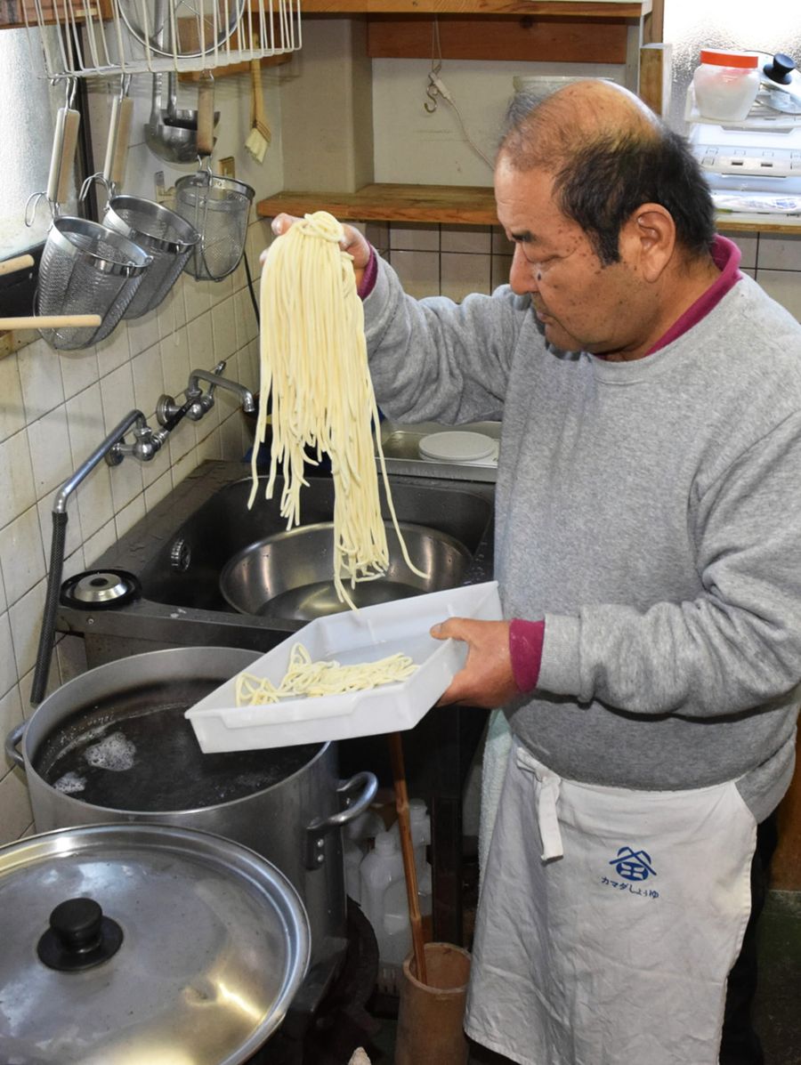 こだわりの自家製麺でうどんを作る河津忠さん