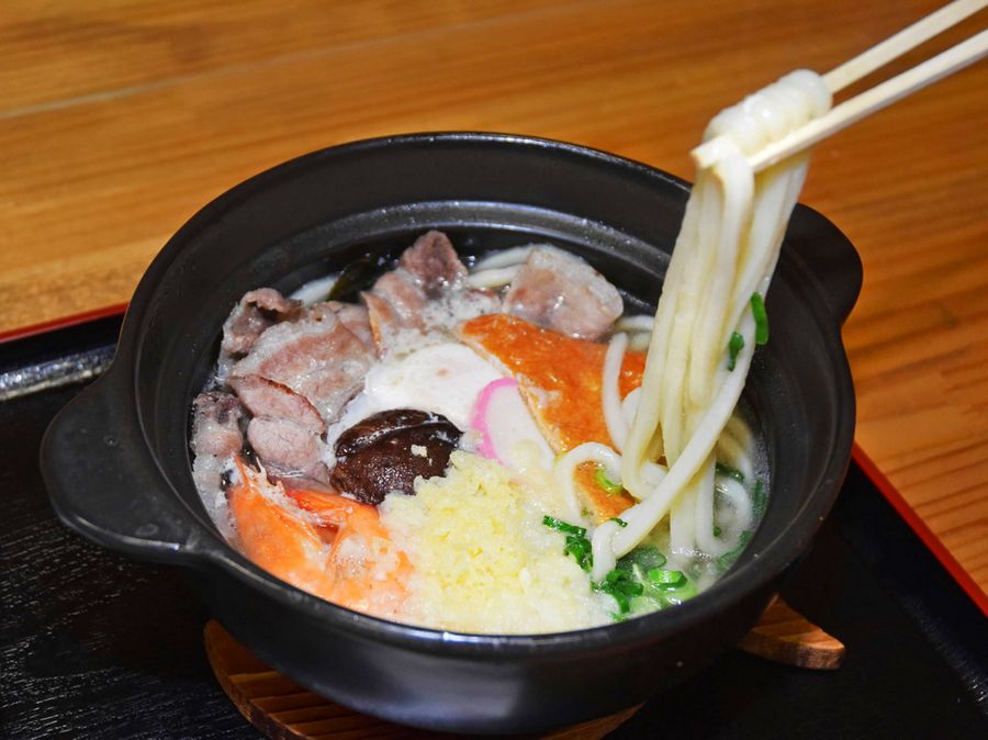 アツアツの鍋焼きうどん(写真はいずれも高知市十津2丁目)