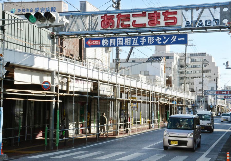 アーケードの撤去が進む愛宕商店街(高知市愛宕町1丁目)