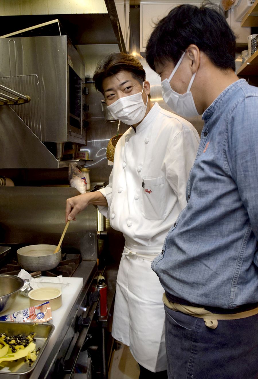 新メニューを開発した福井孝宏料理長=左(四万十市の「コの字サカバ mihoki」)