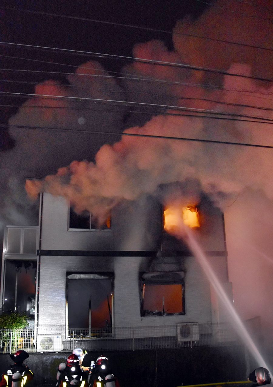 民家1棟が全焼した火災現場 (24日午前3時40分ごろ、高知市神田)