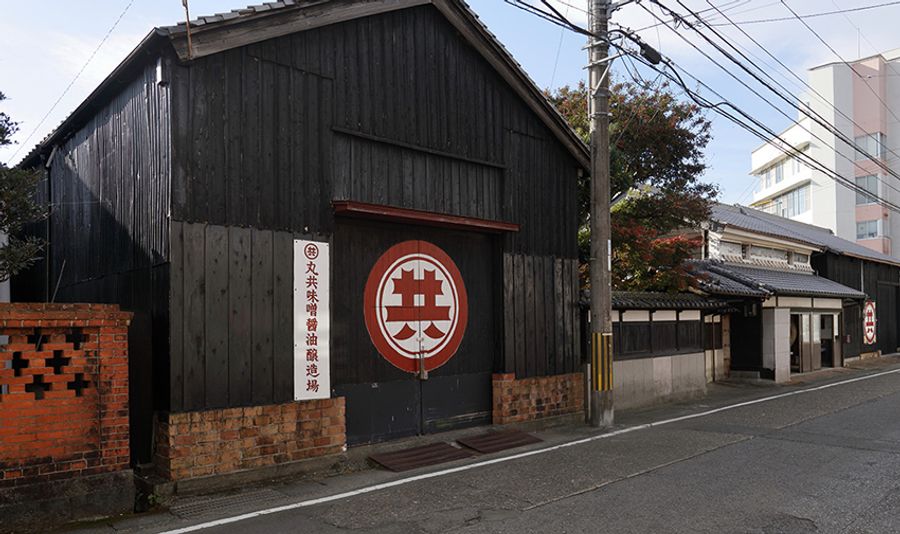 歴史を感じさせる醸造場の建物。長年閉められていた事務所兼店舗を2人が４代目を継いでから開けたところ地域の人が訪れ、つながりが広がったそう