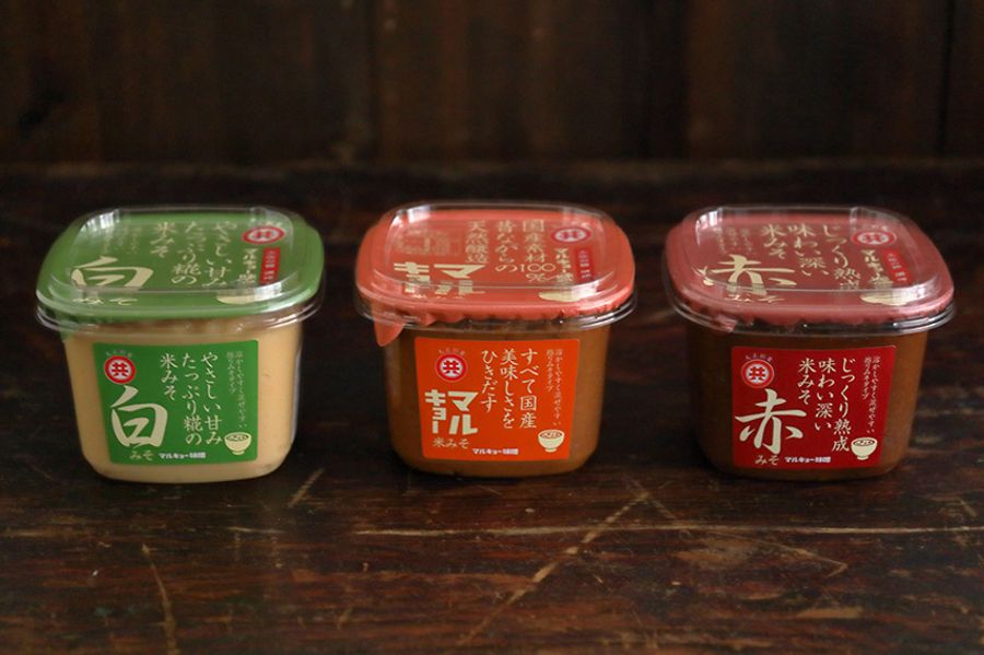 味噌は、昔ながらの天然醸造で造るため、温度管理がしやすい春と秋が仕込みの時季。 仕込みを1週間行い、半年寝かせ発酵させて商品に