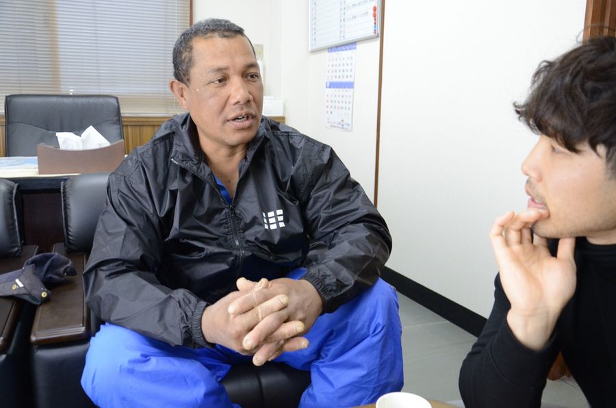 古里トンガの状況について話すマカシニ・テビタさん(須崎市浜町2丁目の須崎釣漁業協同組合)