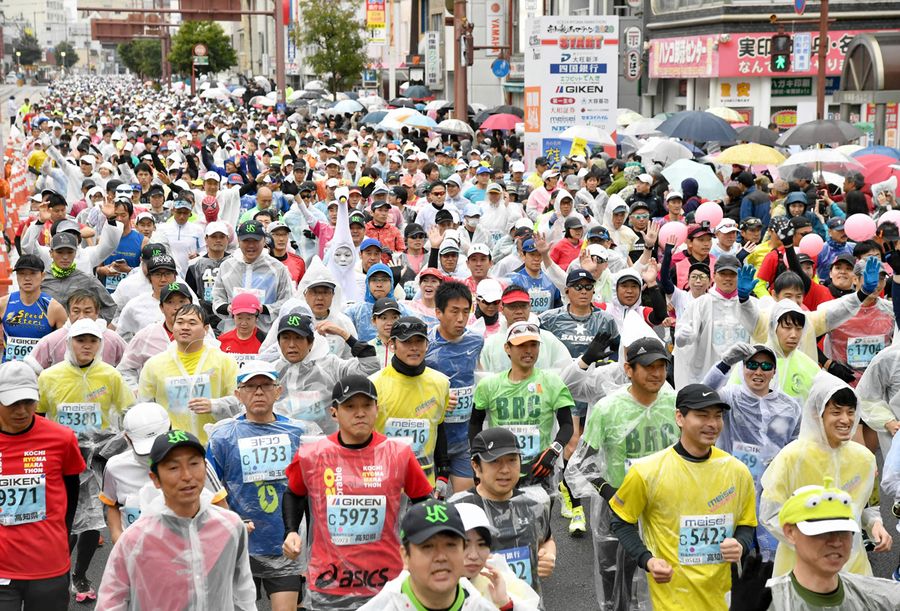 １万１８１６人が出場した２年前の高知龍馬マラソン。２年続けて、市民ランナーが健脚を競う場がなくなった（２０２０年２月、高知市の県庁前）