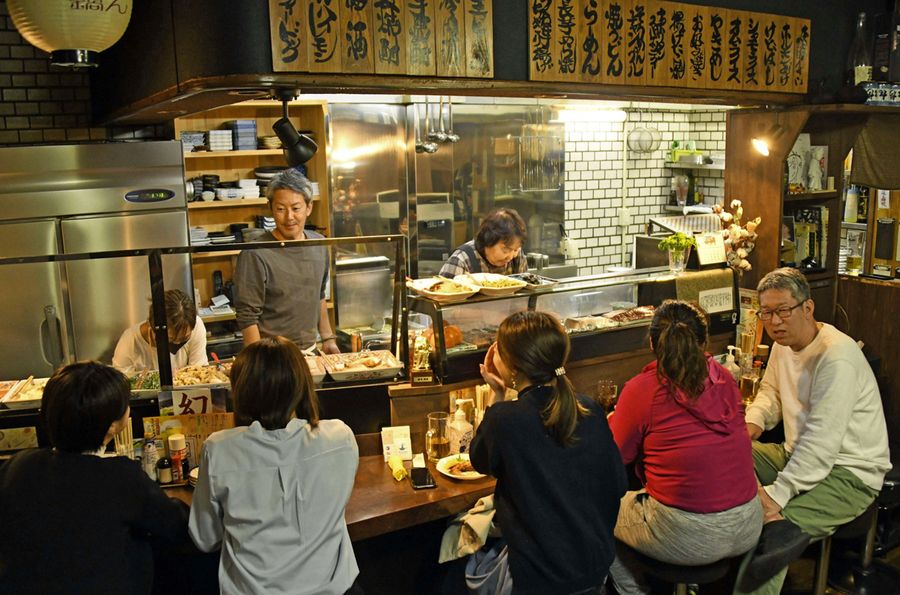 下町の薫り漂う店は地元民の憩いの場所。家庭の味をさかなに会話が弾む