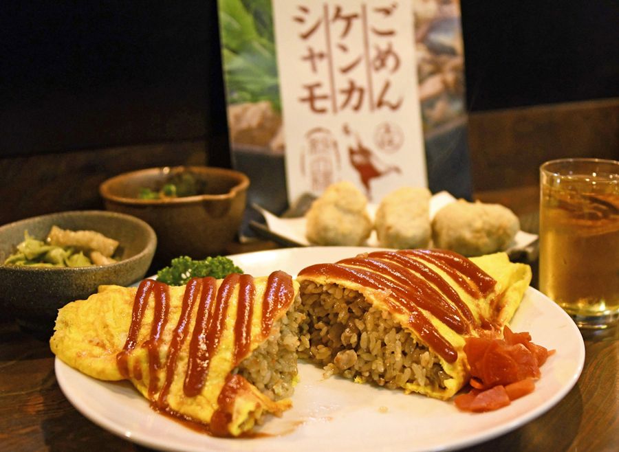 南国市特産の「ごめんケンカシャモ」を使ったシャモライス。ごま油の香ばしさが食欲をそそる(写真はいずれも南国市後免町2丁目の酒処さかえ)