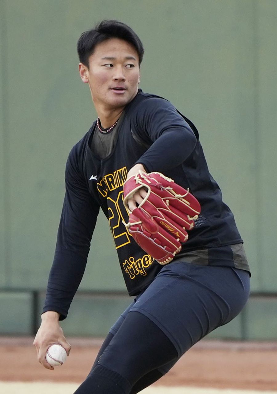 キャッチボールする阪神の森木（鳴尾浜球場）