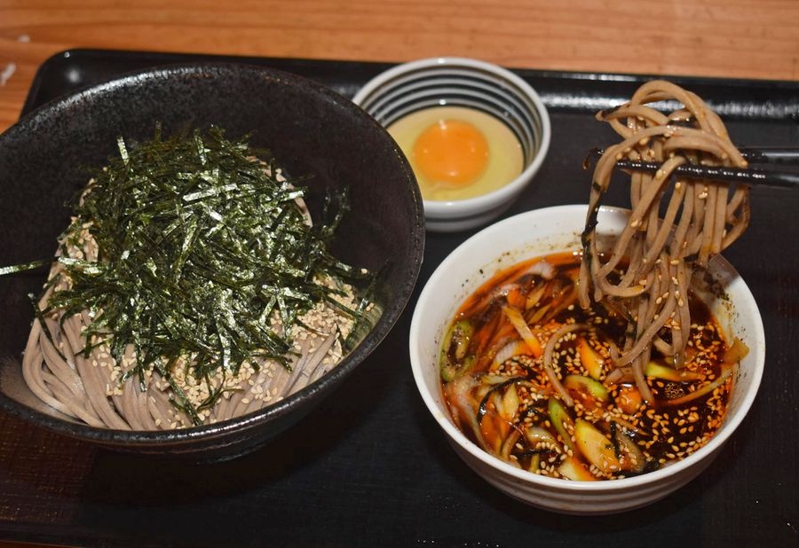 ピリ辛のつけ汁につけて食べる「とりつけＳＯＢＡ」（写真はいずれも高知市百石町）