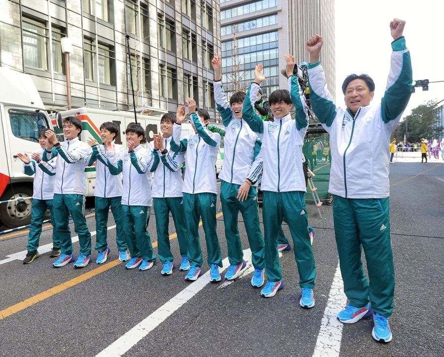 今年の箱根駅伝を制した青山学院大の選手ら（東京・大手町）