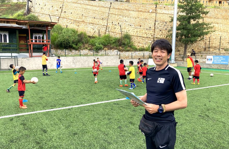 ブータンで子どもたちにサッカーを教える高橋秀治さん。「笑顔と感謝を大切に、共に学ぶことで素晴らしい仲間が増えることを知った」（ブータンのパロ＝本人提供）