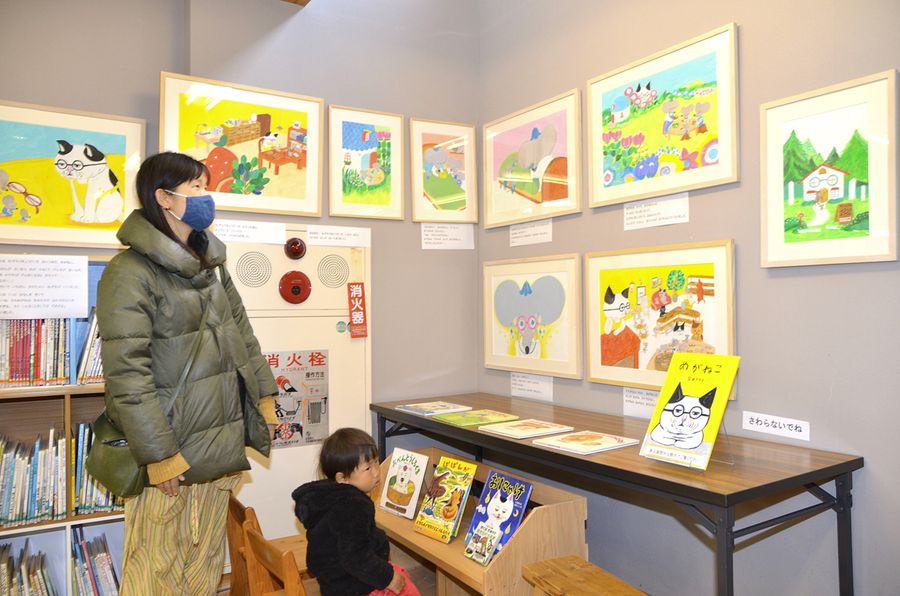 絵本作家 柴田ケイコさんデビュー作 めがねこ 原画展 土佐町で２ ２７まで 高知新聞