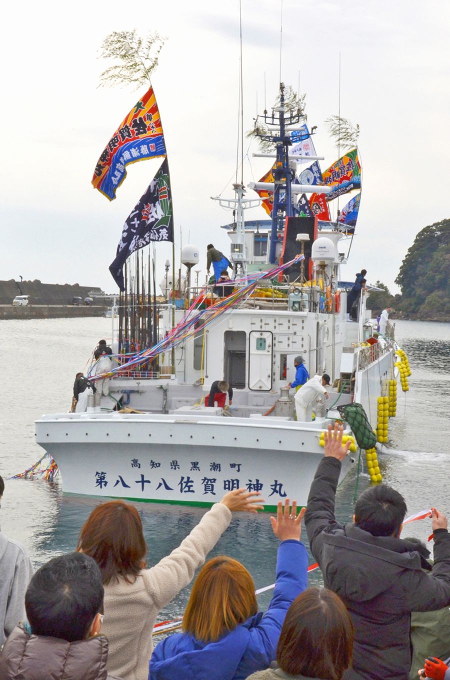 動画 ことしもカツオ水揚げ日本一を 第８８明神丸など船団第１陣出港 高知県黒潮町 佐賀漁港 高知新聞
