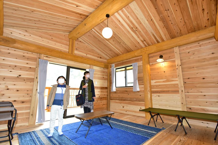 仁淀川沿い新ログハウスでのんびり ハンモックにエアコン完備 越知町黒瀬キャンプ場に４棟４月オープン 高知新聞