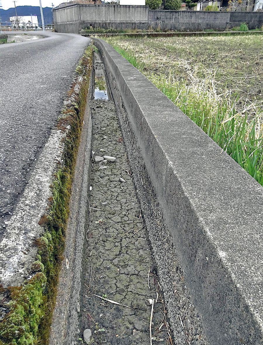 少雨のため水が来ず、干上がったままの農業用水路（高知市春野町弘岡上）