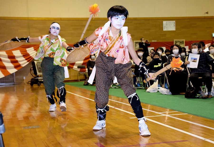 式典に先立ち、地域伝統のぼんこ踊りを披露する生徒（四万十市有岡の中筋中）