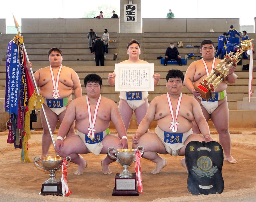 ４年ぶり２度目の優勝を果たした飛龍。前列左から長村、菅原。後列左から内田、国次、桑原（春野相撲場＝反田浩昭撮影）