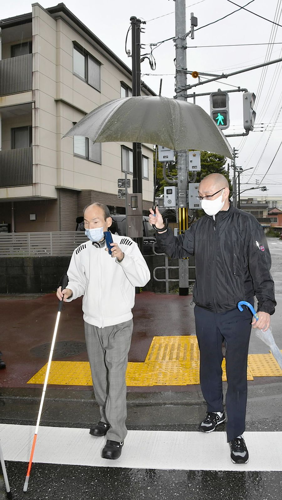 信号の色をスマホで伝達 誘導音 うるさい に配慮 高知市に視覚障害者向けシステムを初導入 高知新聞