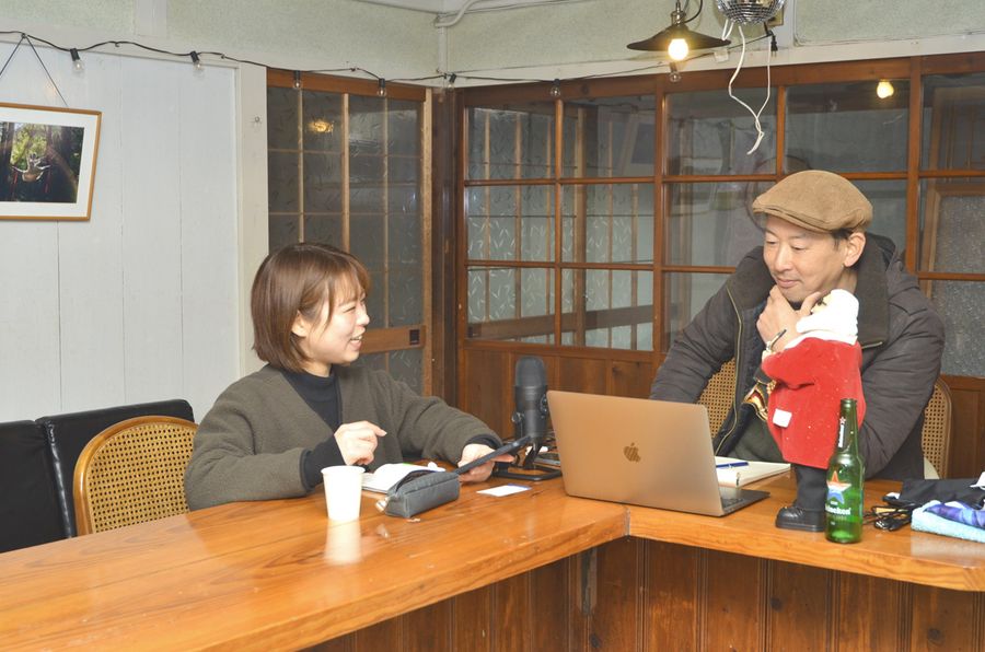 インターネットラジオを収録する前田和貴さん=右=ら