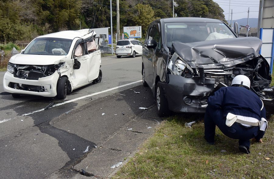 トラックに追突され対向車と正面衝突した軽自動車＝左（２８日午後１時半ごろ、安田町安田）