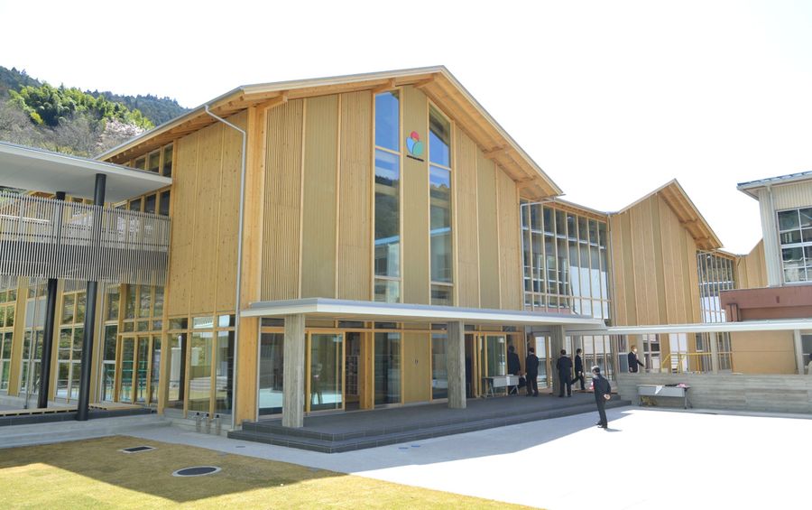 大豊町立大豊学園の新築校舎。町産の木材をふんだんに使っている(写真はいずれも同町中村大王)