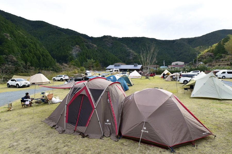 テントが並ぶ「スノーピークおち仁淀川キャンプフィールド」。町経済の活性化にどう結び付けるかが問われている（越知町日ノ瀬地区）