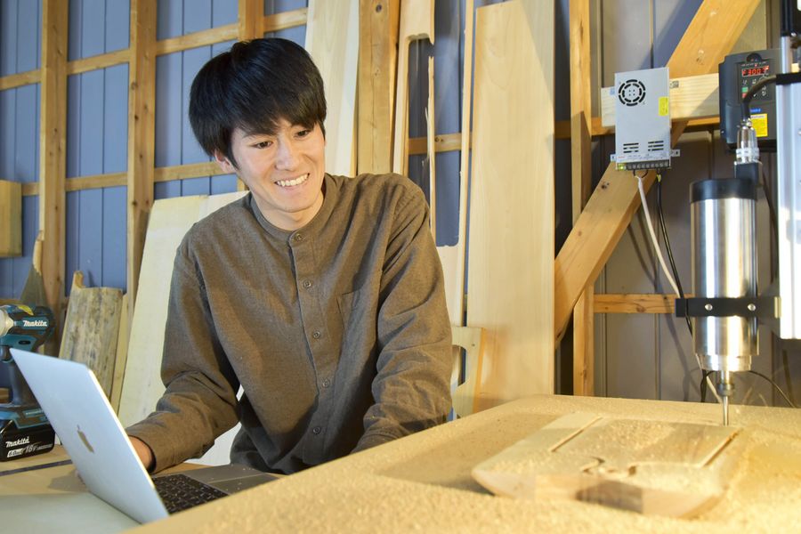 デジタル工作機械で木を加工する伊藤啓太さん。「地域の木を地域のために生かしたい」(佐川町庄田)