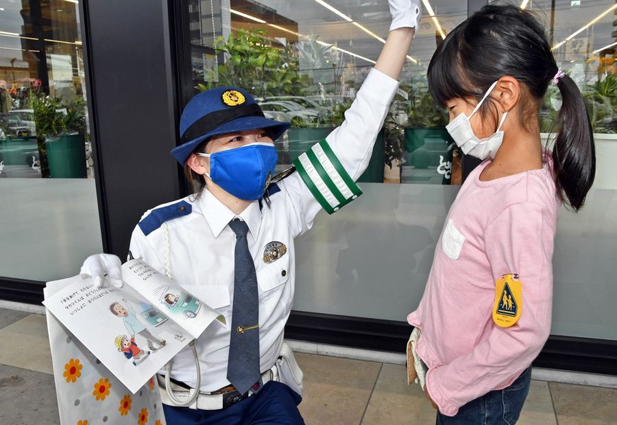 交通安全絵本を１年生に ぺっこり にっこり 県警とｊａ共済連が配布 高知新聞