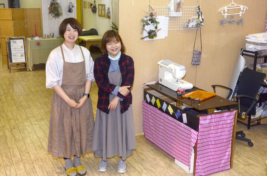 10周年を迎えたチャレンジショップ。現在は山崎生希さん(左)と那須由香里さんが出店している=四万十市の天神橋商店街