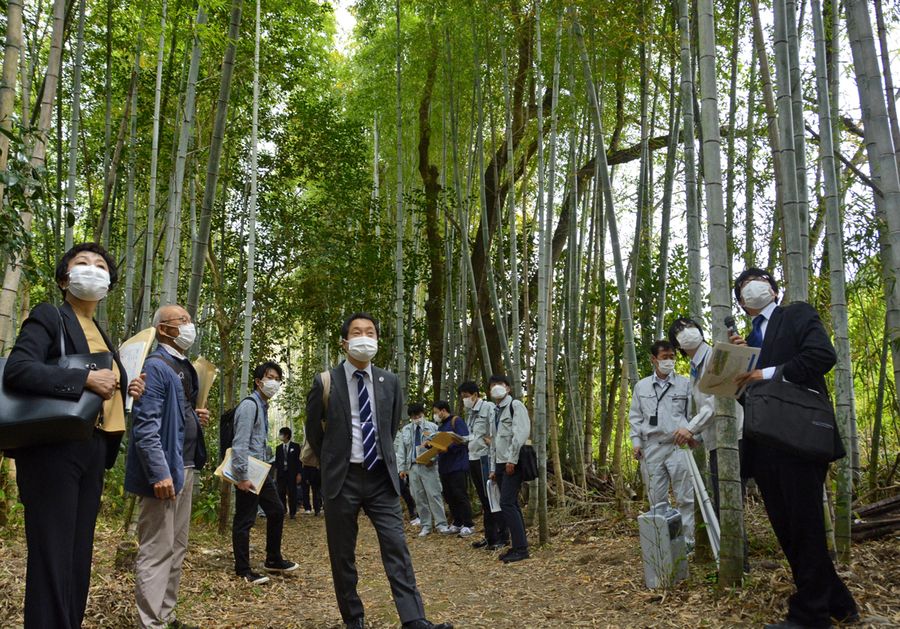 波川公園に隣接する木漏れ日公園を視察する波川地区かわまちづくり推進協議会メンバーら(いの町波川)