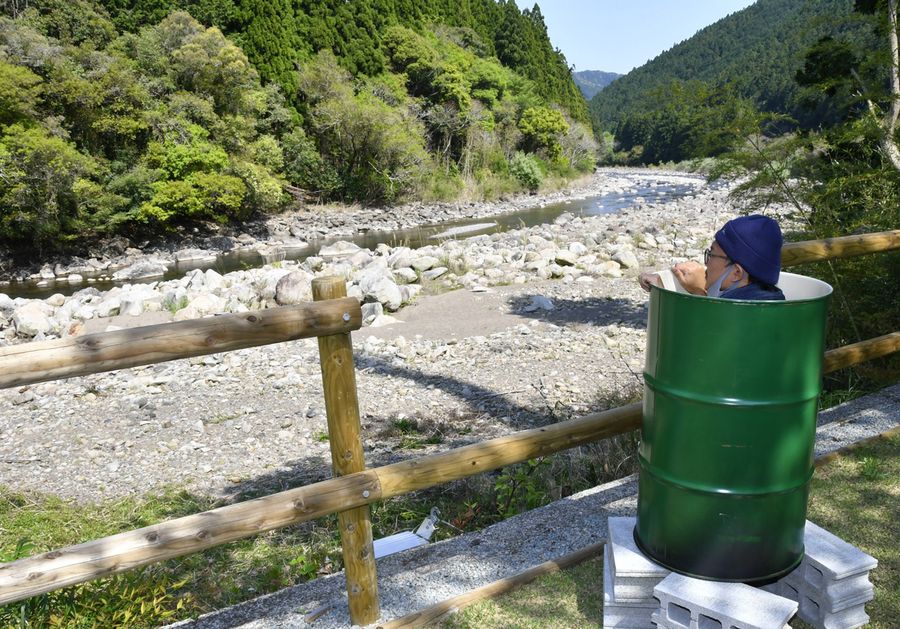 野趣あふれるドラム缶風呂も構える