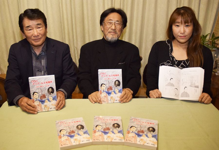 「子どもも親しめるようマンガにした」と話す卓囲会の大江貞男会長=中央=と脚本の山下量子さん=右、作画の布告文さん=左(宿毛市自由ケ丘)
