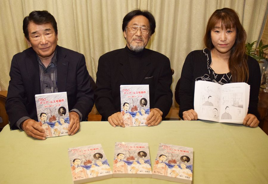 「子どもも親しめるようマンガにした」と話す卓囲会の大江貞男会長＝中央＝と脚本の山下量子さん＝右、作画の布告文さん＝左（宿毛市自由ケ丘）