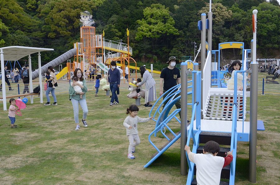 オープンした遊具公園で遊ぶ家族連れら（須崎市浦ノ内東分）