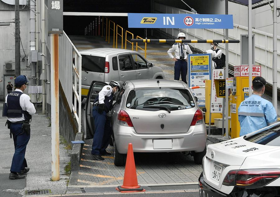 車誘導の男性はねられ死亡 高知市のひろめ市場駐車場 誤進入でバック中 高知新聞