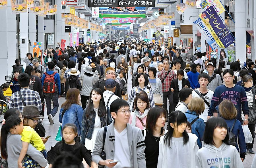 コロナ禍前の大型連休中、大勢の観光客らが行き交った高知市の帯屋町商店街。今年はこんなにぎわいが戻ってくる?(2017年5月4日)